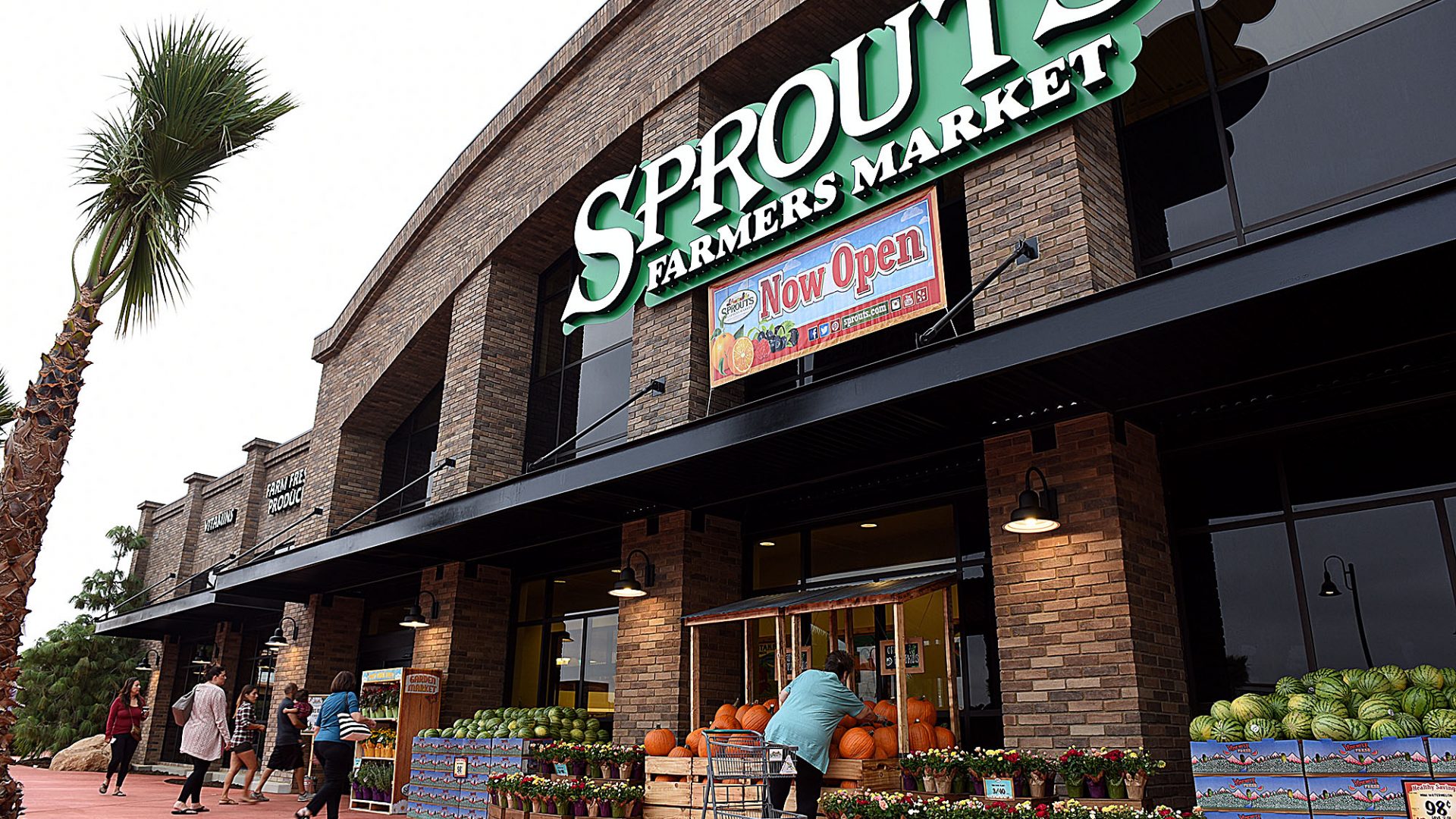 Sprouts Farmers Market celebrated their Redlands grand opening Wednesday, September 20, 2017. The 30,000-square-foot store, is the anchor tenant in Packing House District at Eureka Street and the 10 Freeway. PetSmart, Luna Grill and Chronic Tacos are among the other anticipated tenants. (Staff photo by Rick Sforza, Redlands Daily Facts/SCNG)